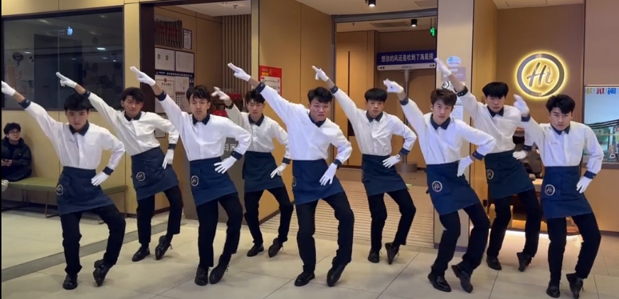 “这种事情为什么会火？”去海底捞看服务员扭来扭去很恶心方案封面